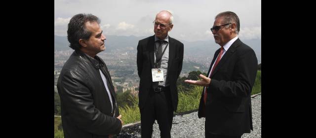 Medellín verde, bajo la mirada de dos genios de la ecología | El exsecretario de Tránsito, José Fernando Ángel, con Stellan Freydel y Christer Ojdemark en el mirador de Loreto. FOTO ROBINSON SÁENZ