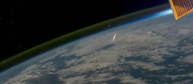 Comienza la esperada lluvia de las Gemínidas | Un meteoro entrando en la atmósfera terrestre captado desde la Estación Espacial Internacional. Cortesía NASA