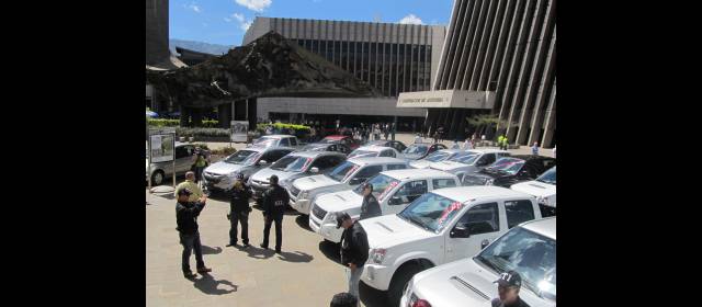 62 vehículos para combatir el crimen están parados | El último acto público de donación de vehículos de la Alcaldía al CTI, celebrado en La Alpujarra el pasado 19 de julio. FOTO NELSON MATTA