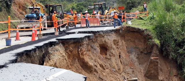 Autopista Medellín-Bogotá tiene paso controlado a un carril en el sector El Viao | Jaime Pérez | Un deslizamiento causó la pérdida de la banca.