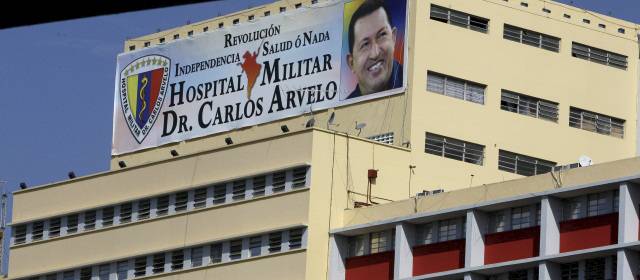 Hugo Chávez: Oposición pide al Gobierno venezolano no mentir sobre la salud del presidente | El mandatario venezolano se encuentra internado en el Hospital Militar de Caracas, donde llegó este lunes a las 2:30 de la madrugada de este lunes. FOTO AP