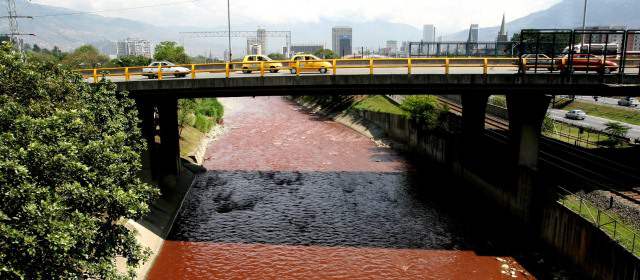 En 5 días van tres vertimientos de colorantes al río Medellín | Así lucía el río ayer en la mañana. FOTO CORTESÍA VÍCTOR BAZALAR