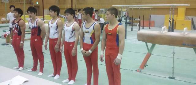 En Japón, Andrés afinó su técnica para Olímpicos | De derecha a izquierda, Dilan Jiménez y Andrés Martínez, con los integrantes del equipo juvenil de Japón. FOTO cortesía