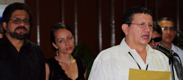 Diálogo debe empezar a dar resultados: analistas | Ayer "Pablo Catatumbo", quien lee el comunicado, aseguró que las Farc acelerarán el ritmo de los diálogos de paz que se desarrollan en La Habana. FOTO AP