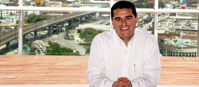 Yepes, el Empresario del Año: un banquero salido del molde | Carlos Raúl Yepes Jiménez, presidente de Bancolombia, prefirió dialogar con El Colombiano en esta terraza de la sede principal que en su oficina. FOTO JULIO CÉSAR HERRERA