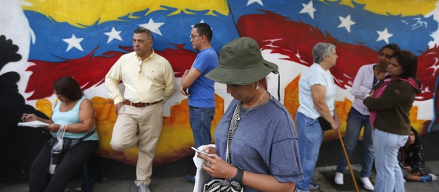 Largas filas en el inicio de la jornada electoral en Venezuela | Reuters | Mucha gente comenzó a hacer fila para votar desde la madrugada de este domingo.