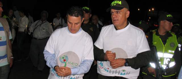 El alcalde de Medellín, Aníbal Gaviria y el comandante de la Policía Metropolitana de Medellín, general José Ángel Mendoza, también marcharon en la Noche Blanca. FOTO RODRIGO MARTÍNEZ