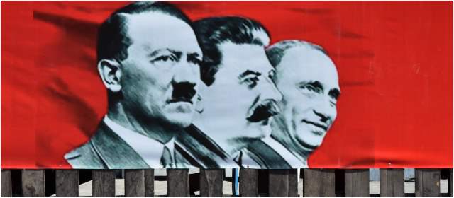 Un cartel que representa a Adolf Hitler (L), Joseph Stalin (C) y el presidente ruso, Vladimir Putin, se exhibe en el campo de Maidan en la Plaza de la Independencia en Kiev, Ucrania. FOTO AFP