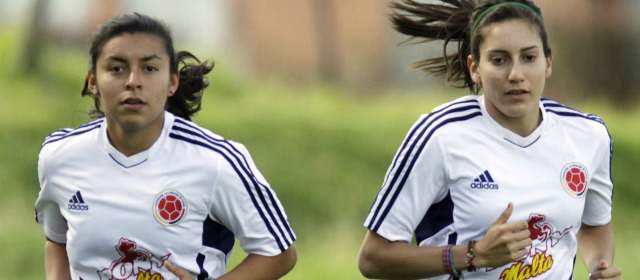 El miércoles comenzará la verdadera Copa América | Yoreli Rincón y Melissa Ortiz, dos integrantes del plantel colombiano que brilla en la Copa América femenina en Ecuador. Las anfitrionas avanzaron como segundas del Grupo A. FOTO COLPRENSA