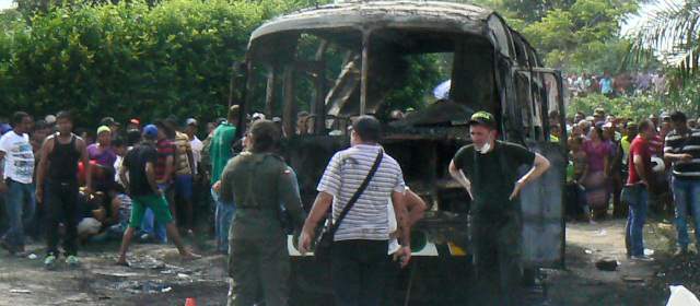 Así quedó el bus en el que se movilizaban. FOTO Archivo Colprensa