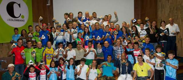Campeones del Clásico 2013 | Los integrantes del equipo de Lidimant que actuaron en el Clásico. De azul, Luis Fernando Chavarría.