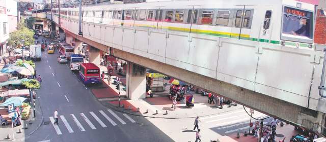 Peatonalización de Bolívar arrancará con concurso | El proyecto de peatonalización la avenida Bolívar, en el centro de Medellín, por donde aún circulan rutas de buses, genera reacciones en favor y en contra. FOTO JULIO CÉSAR HERRERA