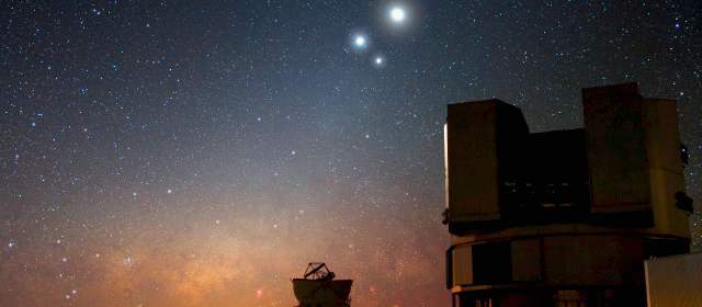 Hoy: Júpiter, Venus y la Luna, juntos en el cielo | Los tres astros sobre el Observatorio de Cerro Paranal, Andes chilenos. FOTO CORTESÍA ESO