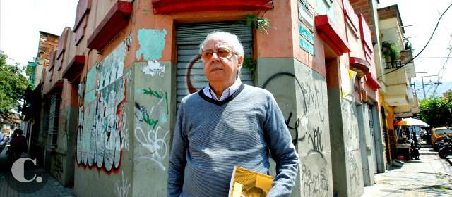 Darío le canta a su vecindad, la Estación Villa | Fotografías de su infancia y de su barrio, lo mismo que mapas, complementan este libro de relatos urbanos. FOTO JAIME PÉREZ