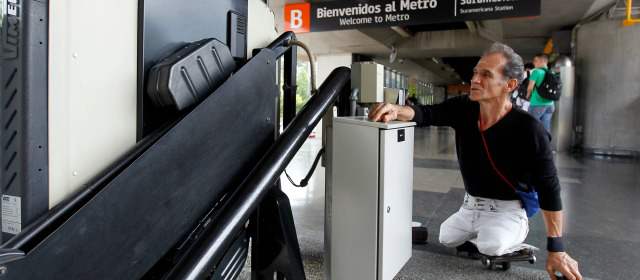 Medellín hace sus pinitos en la accesibilidad | En primer plano, un hombre con discapacidad se dispone a usar un elevador del metro. Las otras fotos muestran obstáculos de una línea táctil en el centro. FOTOS JAIME PÉREZ
