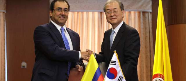 el ministro de Comercio, Industria y Turismo de Colombia, Sergio Díaz-Granados y su homólogo surcoreano, Bark Tae-ho, firmaron el texto definitivo del TLC en la capital surcoreana. FOTO AP