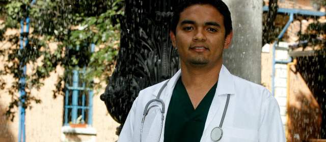 En Medellín está el mejor interno de Medicina | Demostrar que es buen médico, una responsabilidad que según José Carlos, tiene su premio. FOTO DONALDO ZULUAGA.