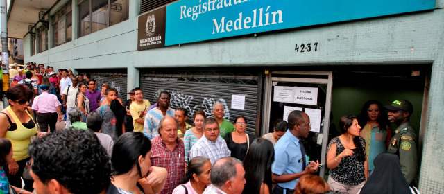 Concluyó inscripción de cédulas en el país | La congestión fue el común denominador durante la última jornada de inscripción de cédulas para las elecciones presidenciales. En la foto, la Registraduría de Medellín. FOTO JUAN ANTONIO SÁNCHEZ