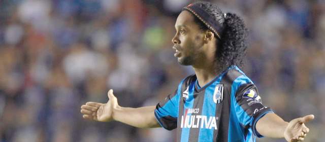 Ronaldinho desperdició un penalti en su debut en el fútbol mexicano