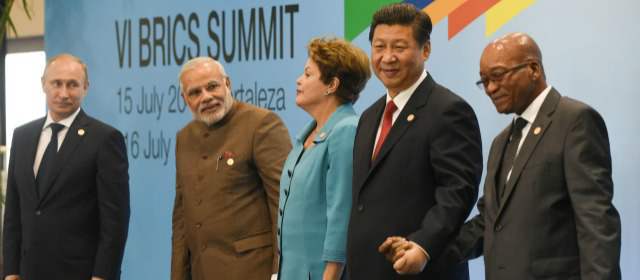 Todo sonrisas fue el balance del primer día de la cumbre del Brics, ayer en Fortaleza. De izquierda a derecha Putin (Rusia), Modi (India), Rousseff (Brasil), Jinping (China) y Zuma (Sudáfrica). FOTO AFP