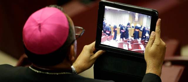 Los "tesoros" de El Vaticano están ahora en Internet | Varios cardenales y obispos usaron sus tabletas en el pasado Sínodo en El Vaticano. FOTO REUTERS