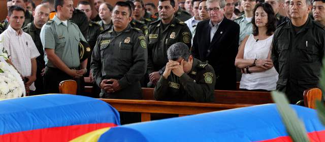 La Policía rindió homenaje a los héroes caídos en la comuna 8 | El general Yesid Vásquez (de rodillas), familiares y compañeros, oraron ayer por los policías caídos en la comuna 8. FOTO JAIME PÉREZ