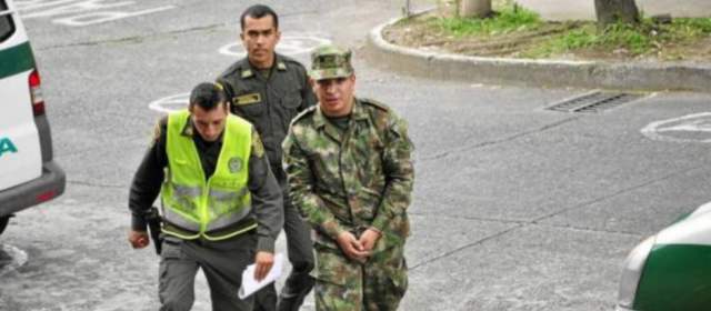 El joven que es oriundo de Bogotá, Cundinamarca, fue dejado a disposición de la Fiscalía por el delito de suplantación de autoridad y uso privativo de prendas militares. FOTO LA TARDE