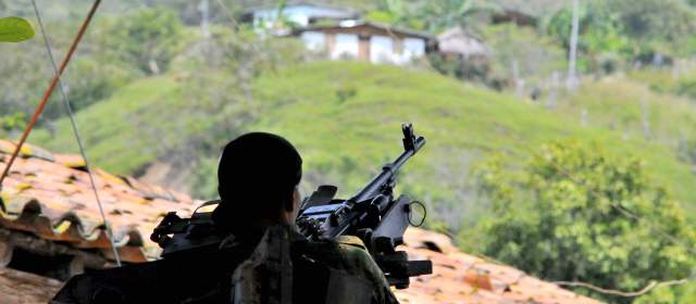 Lucha por los corredores del Cauca | Los combates del Ejército con las Farc no cesan desde el pasado lunes. Según los militares, las Farc atacaron desde viviendas en la montaña. FOTO COLPRENSA