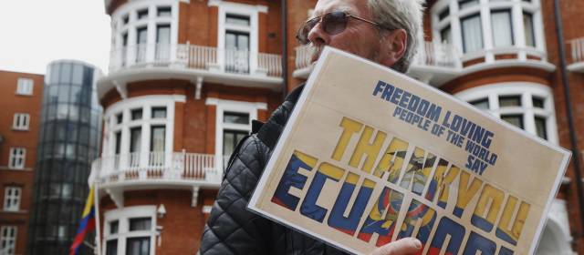 Manifestantes se reunieron en las afueras de la Embajada de Ecuador en Londres para apoyar la llegada de Snowden. FOTO REUTERS