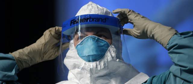 Con simulacros los médicos y enfermeras en Nueva York se prepararon para recibir pacientes con ébola. Foto Reuters