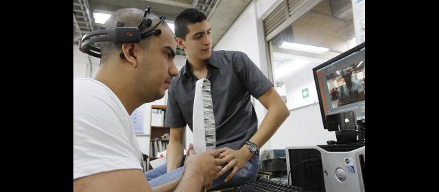 Tecnología de punta para la rehabilitación médica | Juan Esteban Arango observa cómo Julián Cárdenas mueve una mano virtual a través del pensamiento. FOTO RÓBINSON SÁENZ
