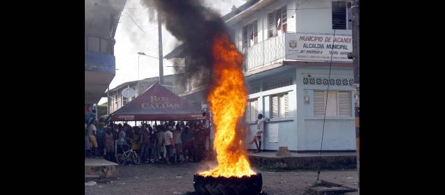 Acandí protesta por falta de energía y servicios básicos | En enero de 2011 la comunidad de Acandí hizo los mismos reclamos: luz, agua, salud. FOTO ARCHIVO