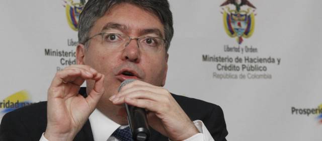 En rueda de prensa, el ministro de Hacienda, Mauricio Cárdenas, precisó que el salario mínimo es devengado por el 9 por ciento de los colombianos. Foto Colprensa.