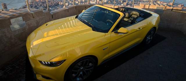 El Ford Mustang llega a los 50 años galopando con más bríos | Este Mustang convertible 2015 se exhibió en el piso 86 del Empire State Building en Nueva York, como parte de la celebración. FOTO AP
