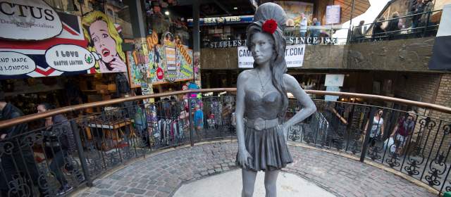 Con estatua recuerdan a Amy Winehouse en Londres