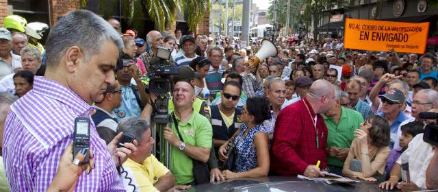 En Envigado, protestantes se enfrentaron al alcalde Héctor Londoño | Foto: Esteban Vanegas