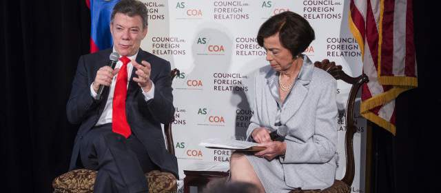 Santos dice a inversionistas que Colombia no es "castrochavista" |