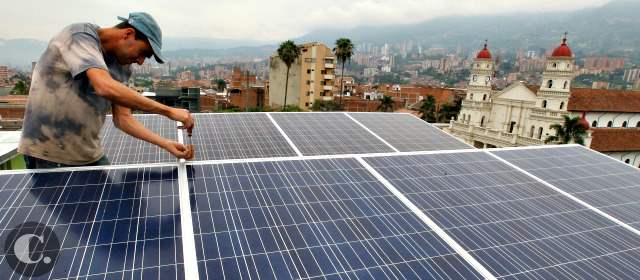 Parqueadero en Envigado pasó de caro a "ecobarato" | Paneles solares sobre el techo del ducto del ascensor proveen el 80 % de energía de Ecopark, ubicado en Envigado. FOTO JAIME PÉREZ.