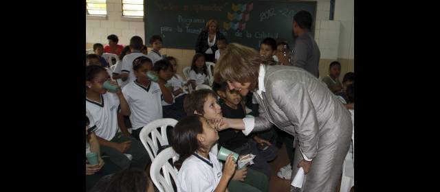 Travesía educativa llegó a José Acevedo y Gómez | Hubo besos y abrazos, sí. Pero los niños calmaban la fatiga con unos sanduchitos cuando llegó la ministra. FOTO HENRY AGUDELO