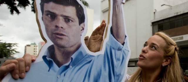 Juicio a Leopoldo López divide a la oposición | Antes del inicio del juicio, la esposa de López, Lilian Tintori, se acercaba a una imagen suya a escala real. FOTO AP