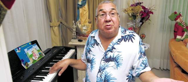 Alci Acosta silba boleros en Soledad | Con 75 años, Alci Acosta mantiene giras y conciertos. FOTO JUAN ANTONIO SÁNCHEZ