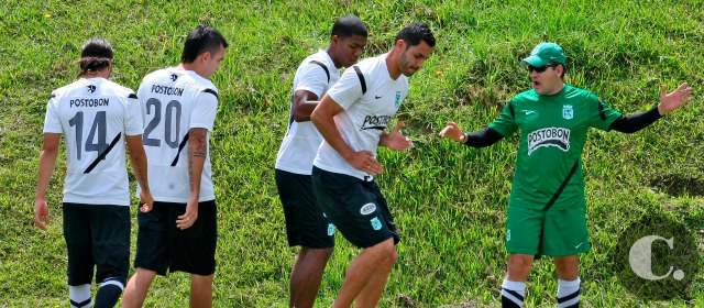 Nacional, en Tunja sin Osorio y Stefan | Jorge Ríos, de lentes oscuros en la imagen, dirigirá hoy a Nacional ante Patriotas. FOTO JUAN SÁNCHEZ