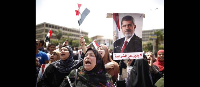 Aumenta la agitación en Egipto | Los manifestantes gritaban "el pueblo quiere aplicar la ley de Dios", mientras muchos llevaban en las manos ejemplares del Corán. REUTERS