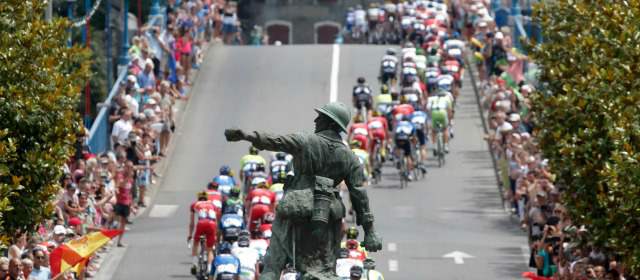 La Gran Guerra fue un motor de cambios tecnológicos y sociales | Ciclistas del tour de Francia pasaron cerca al monumento a la Guerra en Los Pirineos. FOTO REUTERS