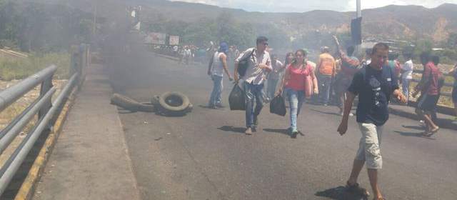 Bloquean la frontera con Venezuela por controles contra el contrabando |