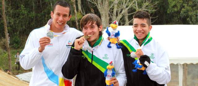 Con Oquendo y Granado, Antioquia hizo el 1-3 en el BMX de Juegos Nacionales | En el podio: Andrés Jiménez, medalla de plata; Carlos Mario Oquendo, medalla de oro y David Granado, medalla de bronce. FOTO CORTESÍA COLDEPORTES