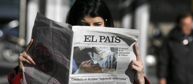 Falsa fotografía de Chávez desató polémica en las redes sociales y el mundo periodístico | Esta es la foto de la portada del diario El País de España con la falsa foto de Chávez. Crédito foto: Reuters