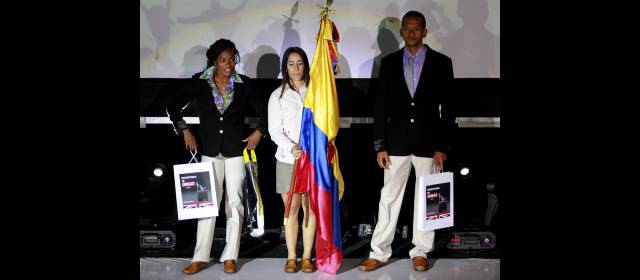 Este es mi primer oro: Mariana Pajón | Mariana Pajón, la abanderada, en compañía de Yomara Hinestroza y Paulo César Villar. FOTO RAÚL PALACIOS COLPRENSA