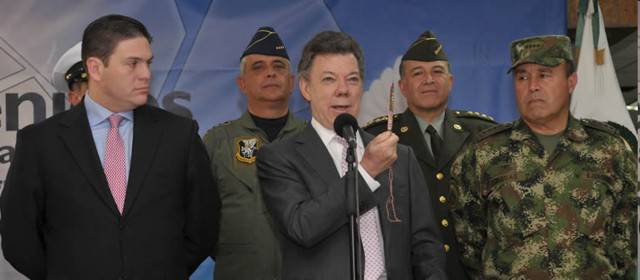 Presidente Santos destacó la entereza de los policías y militares liberados | Cortesía Presidencia | El presidente Juan Manuel Santos enseñó el lapicero que le regaló el sargento José Libardo Forero.