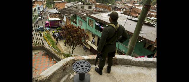 Homicidios bajaron en enero, pero algunos barrios no viven tranquilos | El general Mendoza dijo que ubicará más policías en parte alta de la comuna 8. FOTO ESTEBAN VANEGAS